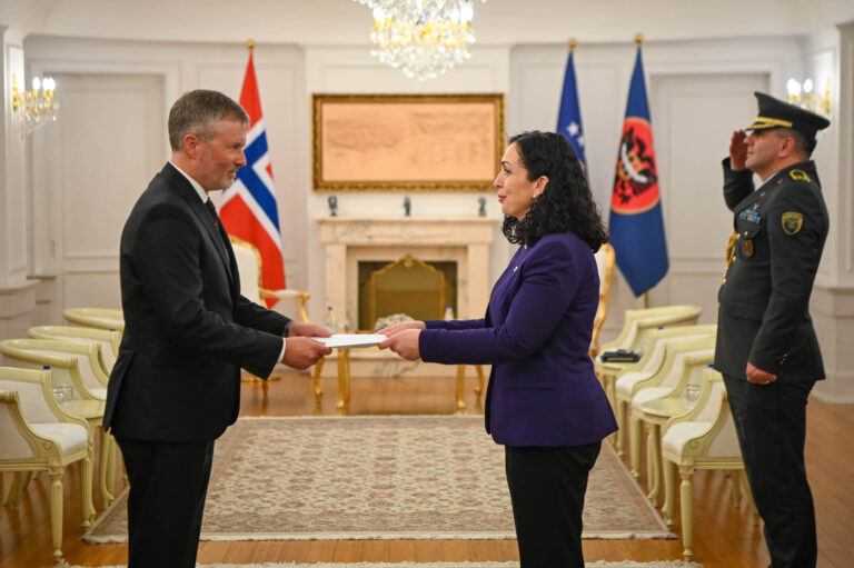 Presidentja Osmani pranoi letrat kredenciale nga ambasadori jorezident i Norvegjisë, Andreas Gaarder
