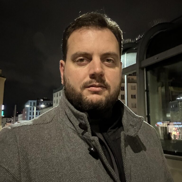 Sistemi politik i SHBA-së është në krizë të thellë si kurrë më parë , sipas analistit Korab Blakaj