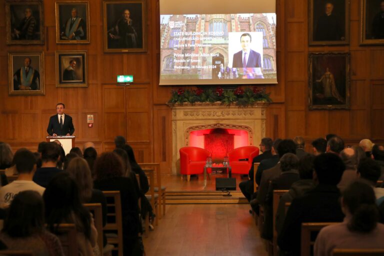 Kryeministri Kurti ligjëroi dhe mori pjesë në diskutimin e zhvilluar me temë “Shtetndërtimi në Kosovë: Sfidat dhe Mundësitë”, në Queens University në Belfast   
