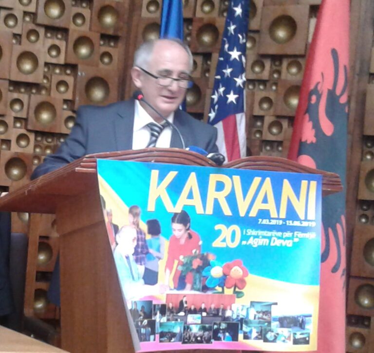 Fëmijëve ua ruani fëmijërinë, poezi e Xhevat Sylës për Agim Devën
