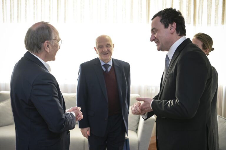 Kryeministri Kurti priti në takim diplomatin gjerman dhe ish-drejtuesin e UNMIK-ut, Joachim Rücker dhe ish-presidentin e Kosovës, Fatmir Sejdiu