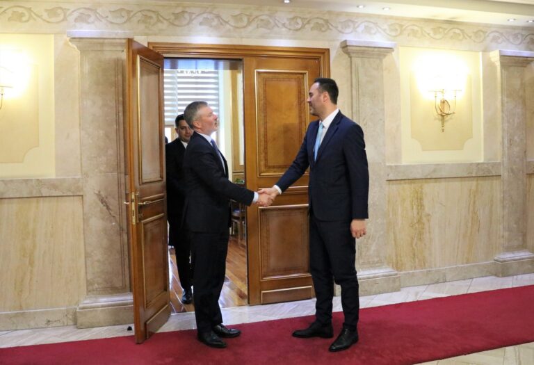 Kryetari Glauk Konjufca priti në takim ambasadorin jorezident të Norvegjisë, Andreas Gaarder 