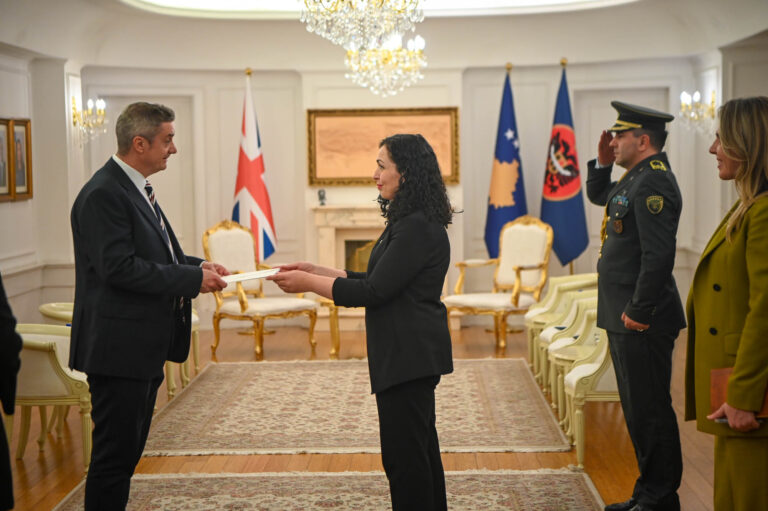 Presidentja Vjosa Osmani pranoi letrat kredenciale nga ambasadori i Mbretërisë së Bashkuar, Jonathan Hargreaves