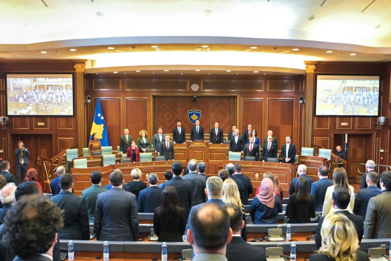Mbahet seanca solemne e Kuvendit të Republikës së Kosovës me rastin e 26-vjetorit të Epopesë së UÇK-së