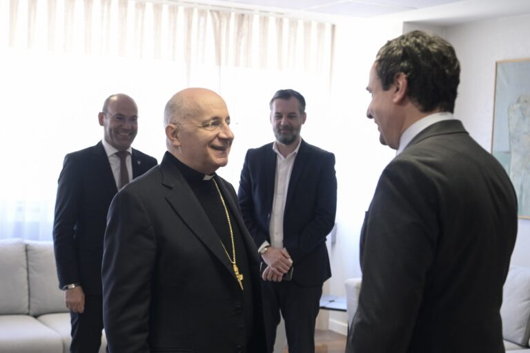 Kryeministri Kurti mirëpriti Delegatin Apostolik të Selisë së Shenjtë për Kosovë, Jean Marie Speich