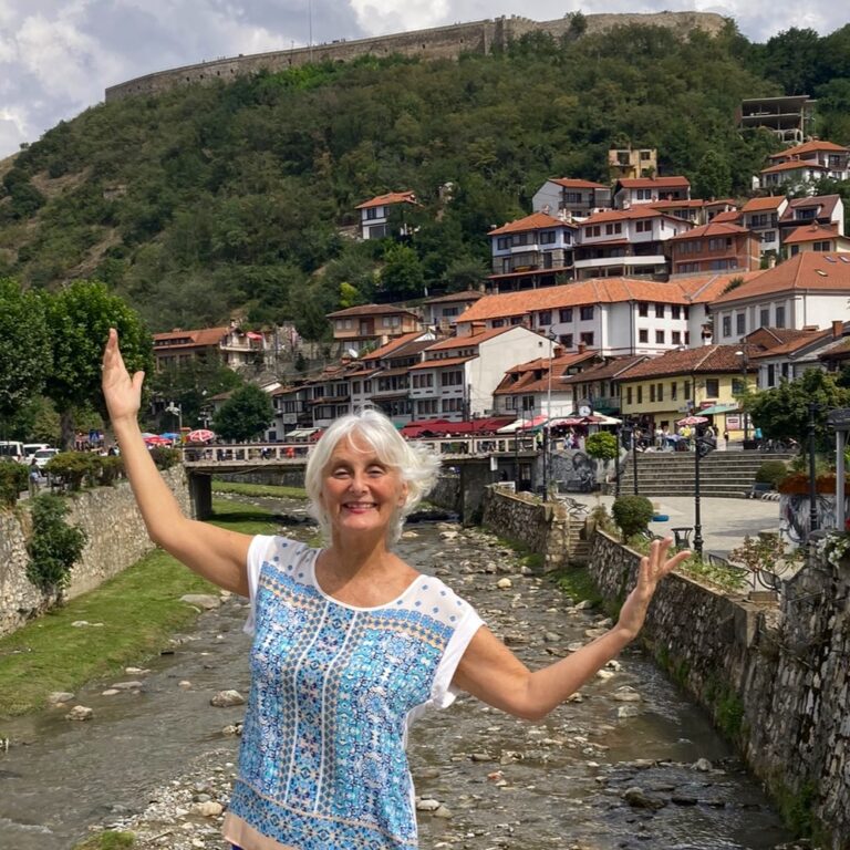 Janet Reineck për këngët e vallet shqipe dhe për atë se si gratë shqiptare i kanë thyer “muret prej guri”