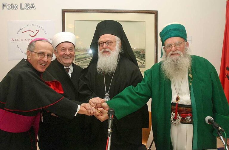 Feja Islame dhe Ortodokse në duartë e të huajve, na kanë kthyer në hardhucë zvarritës, në të marrë e të pa identitet