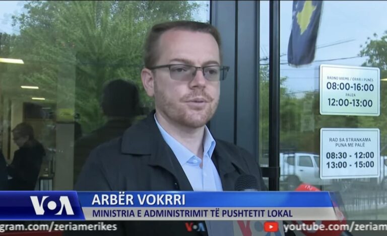 Arbër Vokrri, zëvendësministër islamik në Qeverinë e Kosovës, i sulet aktivistit dhe debatuesit Sali Rexhaj, sikurse Europës nga “iftari” i Shefqet Krasniqit!