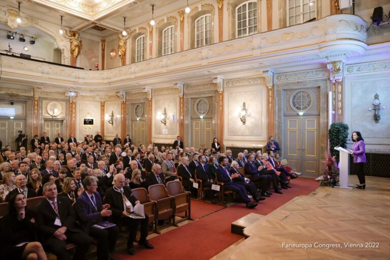 Presidentja Vjosa Osmani nderohet me Çmimin e Evropës nga Fondacioni Pan-Europian