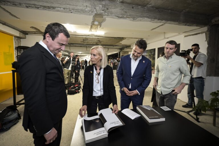 Kryeministri Kurti mori pjesë në hapjen e ekspozitës “Ukraina, një krim lufte”
