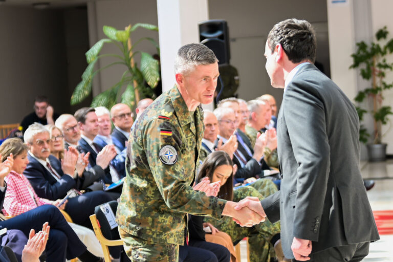 Kryeministri Kurti mori pjesë në ceremoninë e transferimit të autoritetit të drejtorit të Ekipit Këshillues dhe Ndërlidhës të NATO-s, NALT