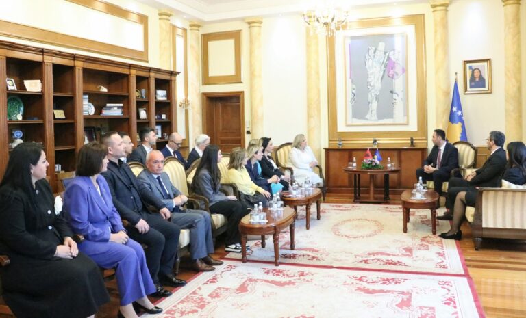 Glauk Konjufca priti në takim një delegacion parlamentar nga Shqipëria