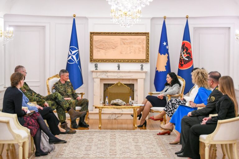 Presidentja Osmani priti në takim përfaqësuesit e ekipit këshillues dhe ndërlidhës të NATO-s