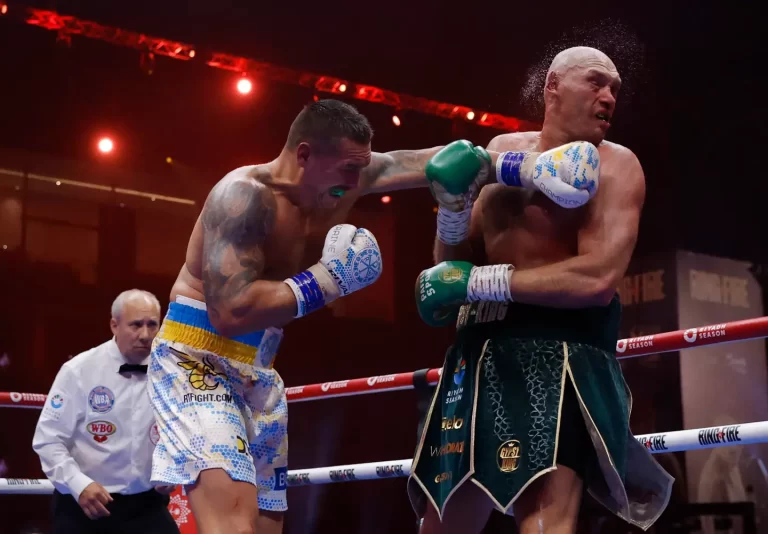 Boksieri ukrainas Oleksandr Usyk ka shënuar fitore ndaj Tyson Furyt, në një dramë të madhe të boksit