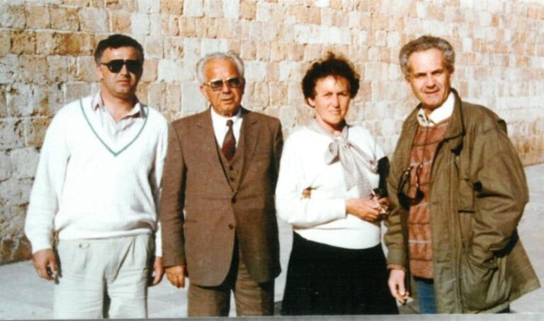 Kujtime nga shoqëria ime me Lekë Hoxhen dhe faktin se askush nga familja e tij s’më pyesnin “i kujt je?”