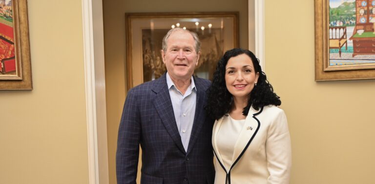 Presidentja Vjosa Osmani takoi presidentin e 43-të të SHBA-ve, George W.Bush