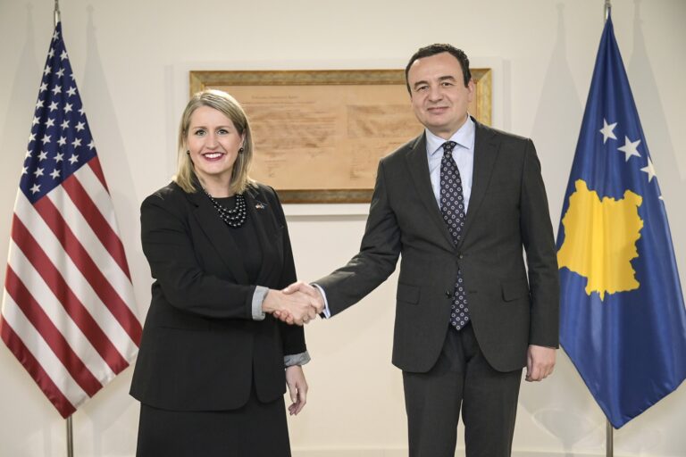 Kryeministri Kurti mirëpriti nënsekretaren amerikane të Shtetit për Çështje dhe Diplomaci Publike, Elizabeth Allen