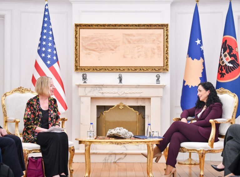 Presidentja Osmani dhe Kryeministri Kurti, pritën në takim Nicole Chulick, Zëvendës Ndihmës Sekretare e Departamentit të Shtetit nga Byroja për Demokraci, të Drejta të Njeriut dhe Punë