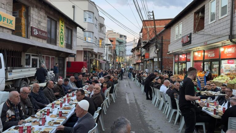 Çdo ditë i shihje islamistët se si po shtoheshin në fillim të viteve ’90-ta në Mitrovicë , derisa ne të tjerëve na përndjeknin policët serbë 24 orë, na ndalonin, na maltretonin dhe na rrahnin në mes të rrugës