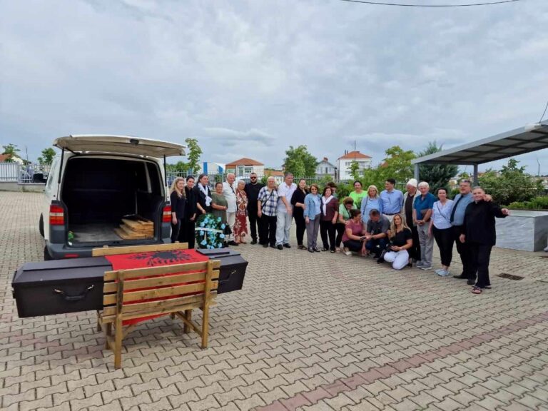Lamtumirë Nana jonë, falemnderit të gjithë juve që na ngushëlluat