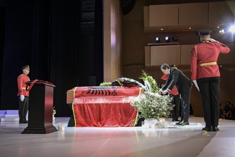 Kryeministri Kurti bëri homazhe pranë arkivolit të Ismail Kadaresë, në ceremoninë shtetërore të Lamtumirës në Tiranë