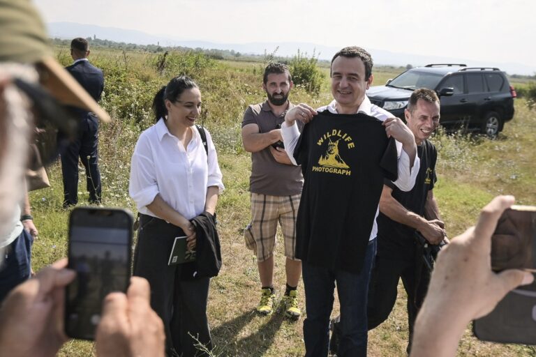 Kryeministri Kurti në Henc, bashkë me fotografë të shpezëve, kafshëve të egra dhe natyrës
