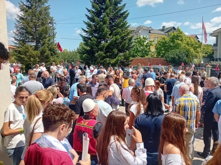 Në Kishën e Gllogjanit të Lugut të Baranit, sot u rikthyen në krishterizëm mbi njëqind veta
