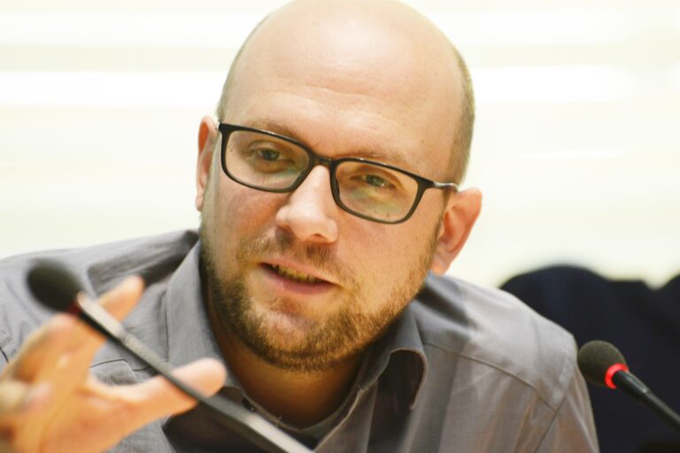 Qëllimi i mirë i Sarazinit…, por si të realizohet kur ka punë me kriminel si Vuçiqi