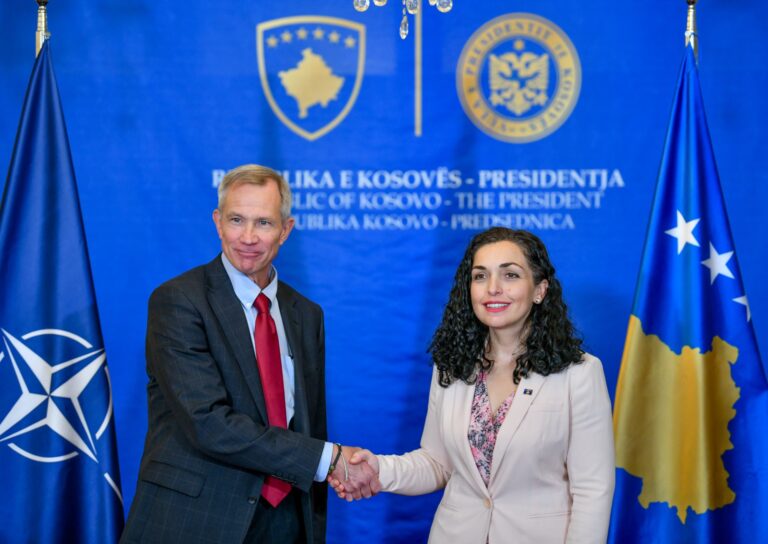Presidentja Vjosa Osmani priti në takim Ndihmës Sekretarin e Përgjithshëm të NATO-s për operacione, Thomas Goffus