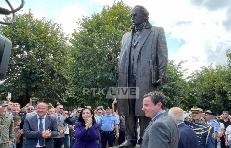 Në Podujevë përurohet shtatorja e presidentit historik Ibrahim Rugova