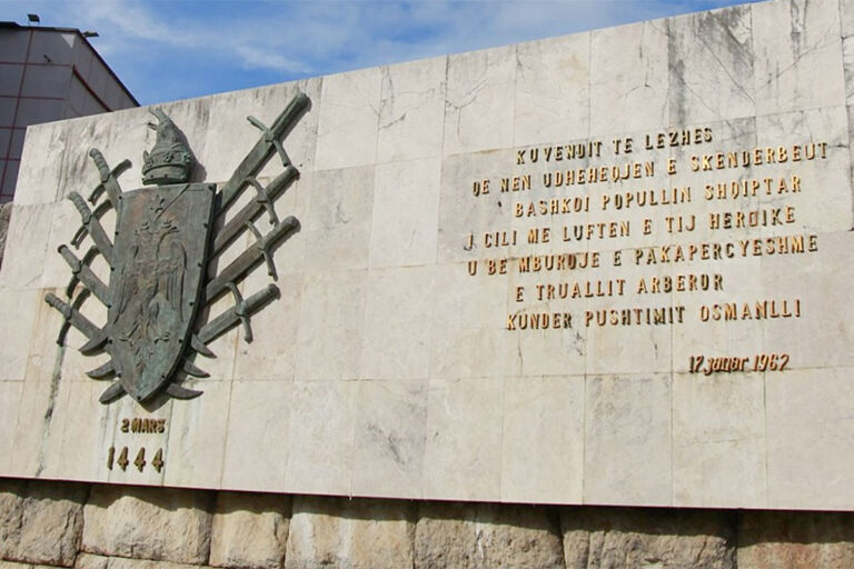 “Llogjika” serbe e manipulimit me citatet e Moikom Zeqos dhe logorreja allagoxhaj
