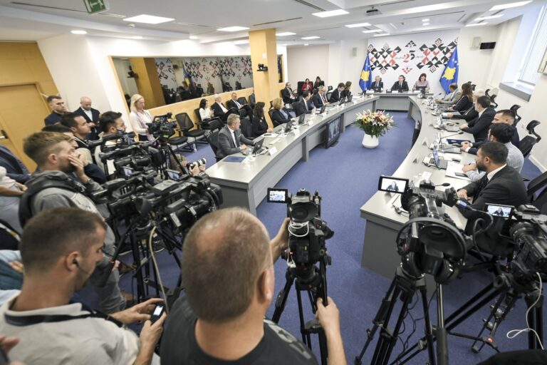 Kurti: Në veri Qeveria e Kosovës nuk po mbyllë zyre, përkundrazi po hapë zyre