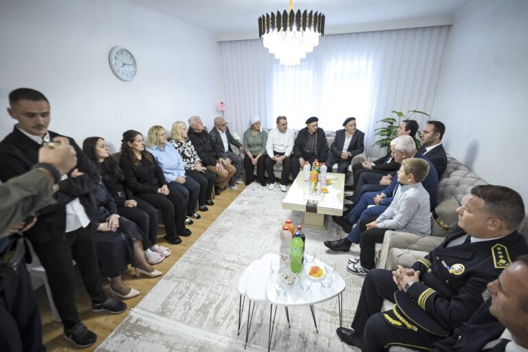 Kryeministri Kurti vizitoi familjen Bunjaku dhe bëri homazhe te varri i Heroit Afrim Bunjaku në njëvjetorin e rënies së tij