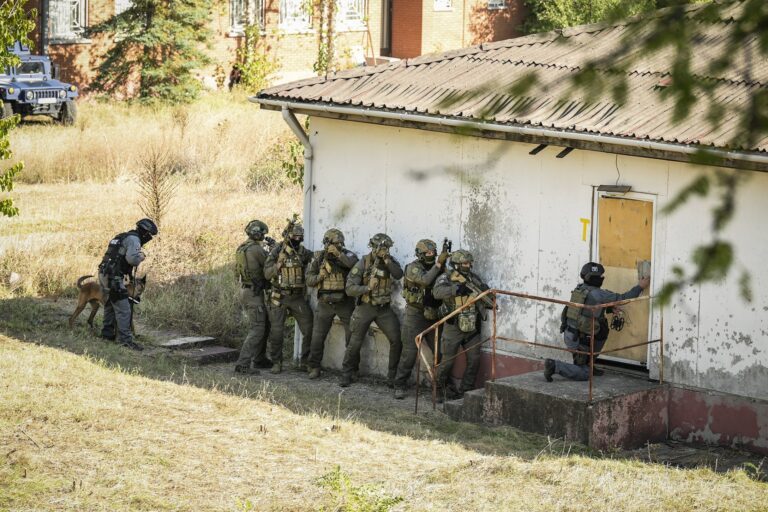 Albin Kurti mori pjesë në demonstrimin e përgatitjeve dhe aftësive të njësive elite të Policisë së Kosovës