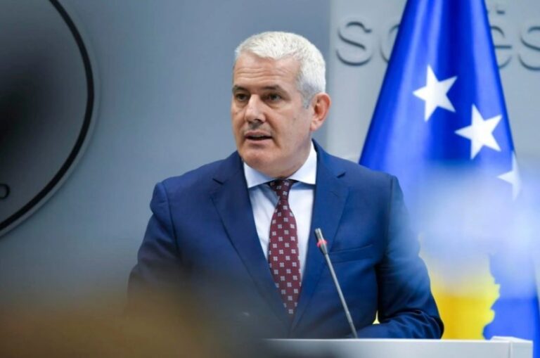 Xhelal Sveçla jep detaje të reja mbi bllokadat e ekstremistëve serbë të maskuar dhe njofton se janë hapur pikat kufitare në Merdare dhe Bërnjak