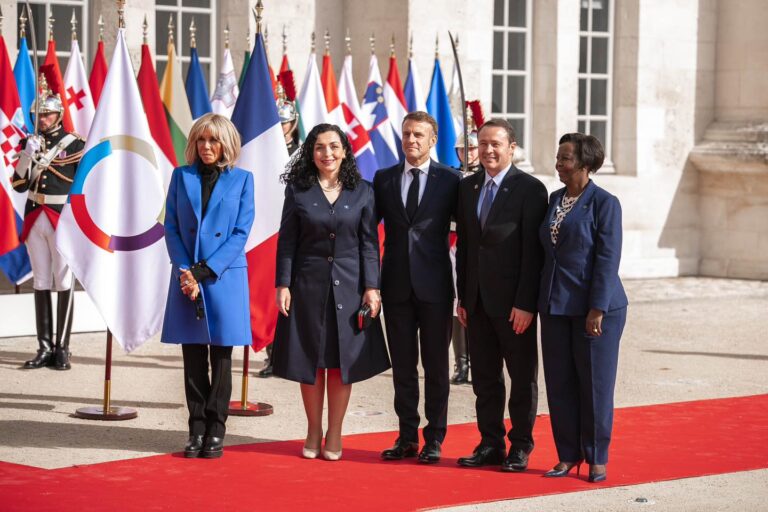 Presidentja Osmani pritet nga Presidenti i Francës, Emmanuel Macron në Samitin e krerëve të shteteve të Frankofonisë