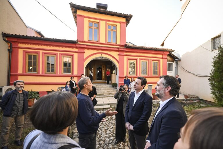 Kryeministri Albin Kurti viziton tri shtëpi tradicionale të restauruara në Qendrën Historike të Prizrenit