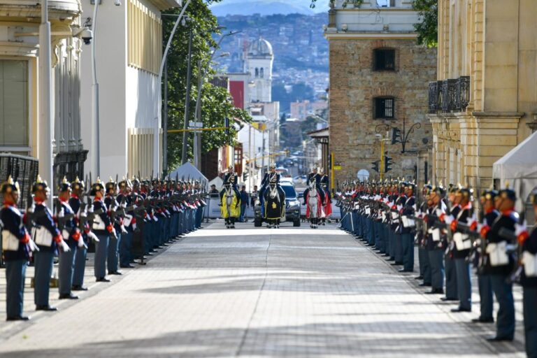 Presidentja Vjosa Osmani pritet me nderime të larta ushtarake nga Presidenti i Kolumbisë, Gustavo Petro