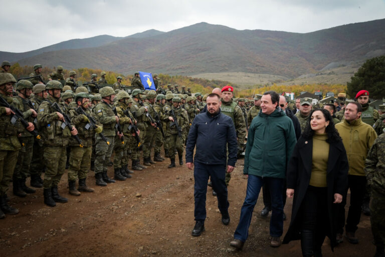 Kryeministri Kurti në ushtrimin fushor “Ujku i Çeliktë”: Ju jeni garanci e pathyeshme se e ardhmja e Kosovës është në duar të sigurta