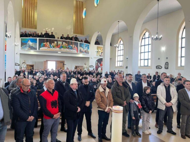 Në Kishën “Shën Abrahami” të Llapushnikut, Sot iu rikthyen krishterizmit familjar, shumë individë dhe familje shqiptare