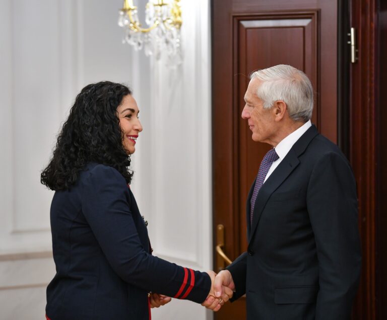 Presidentja Vjosa Osmani priti në takim gjeneralin Wesley K. Clark