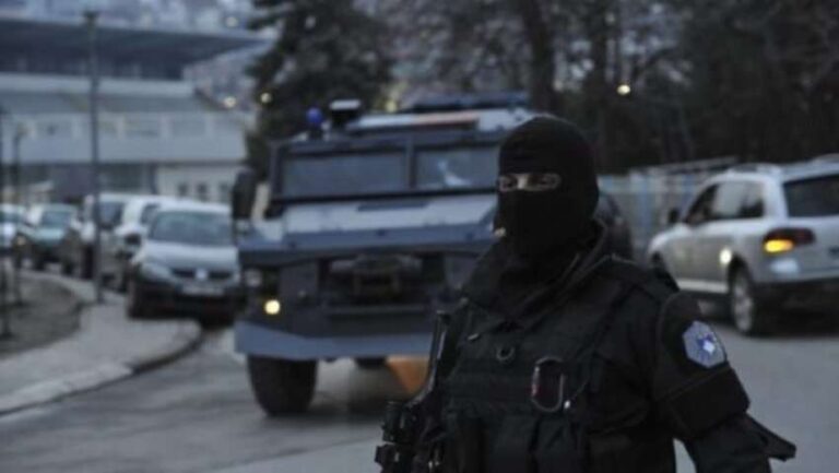 Policia në Zubin Potok gjen uniforma, municion dhe pajisje tjera ushtarake