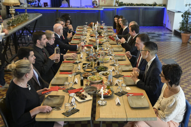 Kryeministri Albin Kurti shtroi drekë për ambasadorin Hovenier dhe stafin e tij në shënim të Ditës së Falënderimeve të SHBA