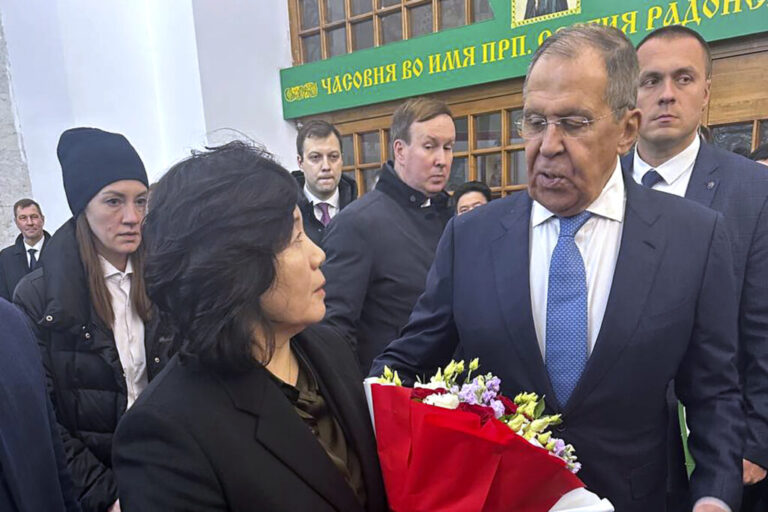 Ministri i Jashtëm i Koresë së Veriut: “Ne do ta ndihmojmë Rusinë të fitojë”