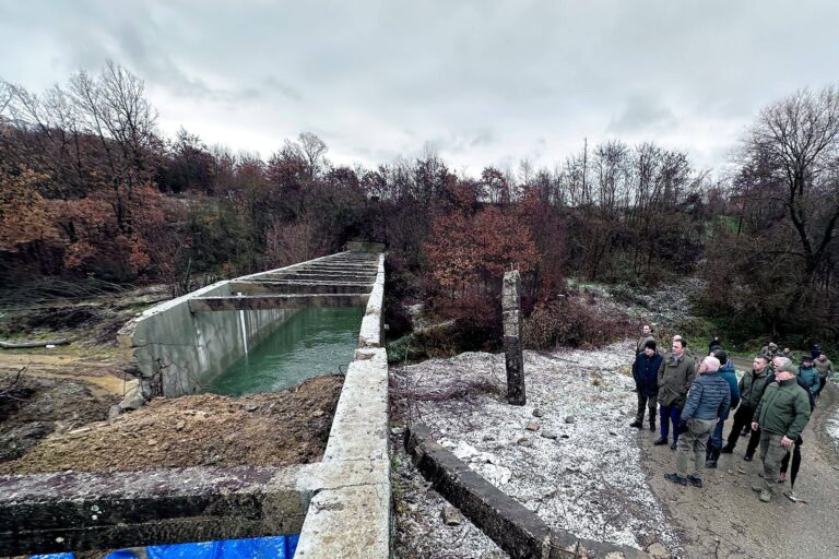 Ndërkombëtarët sulmin në kanalin ujor në veri të vendit i referohen “si sulm terrorist”, por askush nuk bën me gisht në drejtim të Serbisë!