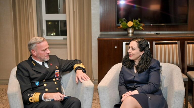 Presidentja Osmani takoi Kryetarin e Komitetit Ushtarak të NATO-s, Admiralin Rob Bauer