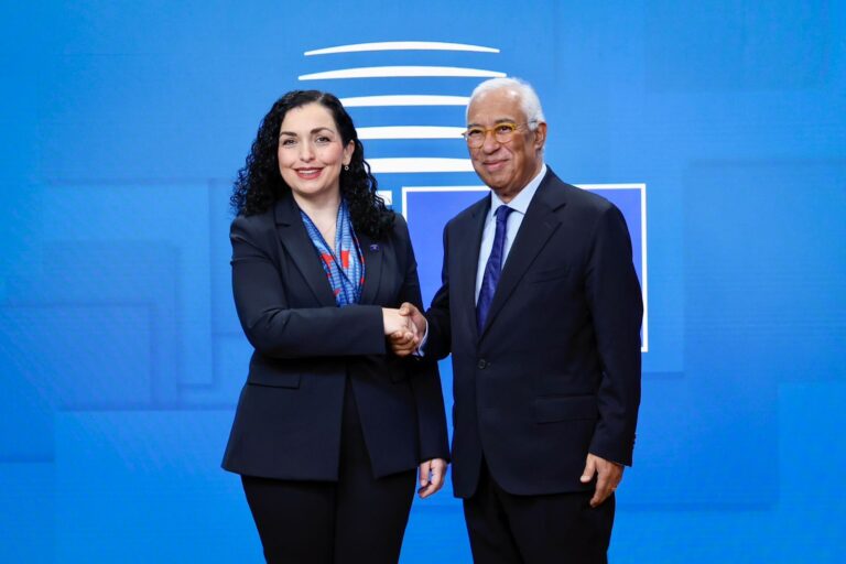 Presidentja Vjosa Osmani në Bruksel, u prit në takim nga Presidenti i Këshillit Evropian, António Costa
