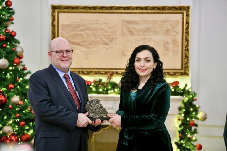 Presidentja: Një gur nga Trepça si simbol i tokës së lirë, të pavarur e të pandashme të Kosovës, mision për të cilin Ambasadori Hovenier u angazhua për më shumë se dy dekada
