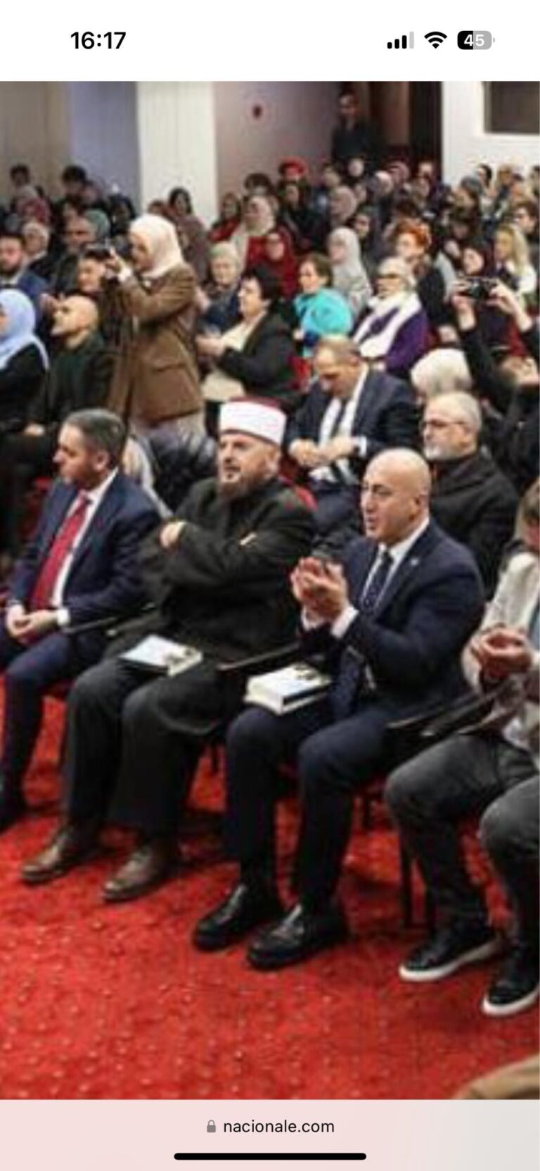 Promovohe libri “Kauza për Familjen”, Ramush Haradinaj afër hoxhës Shefqet Krasniqi