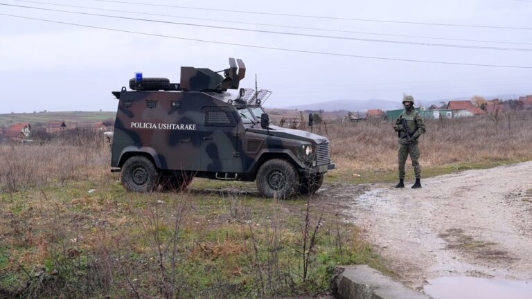 Kryeministri Kurti vizitoi pikat statike dhe patrullat ushtarake të vendosura në regjionin e Obiliqit dhe Vushtrrisë